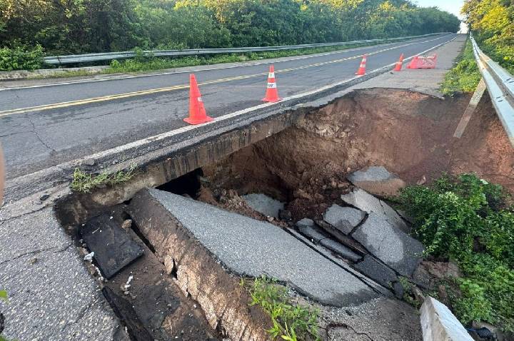 Cratera interdita trecho da BR-343 entre Buriti dos Lopes e Parnaíba