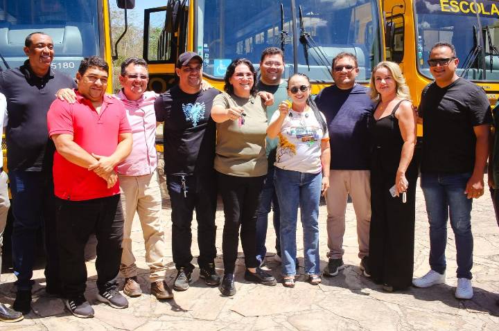 Piripiri investe em mobilidade escolar e entrega três novos ônibus com ar-condicionado