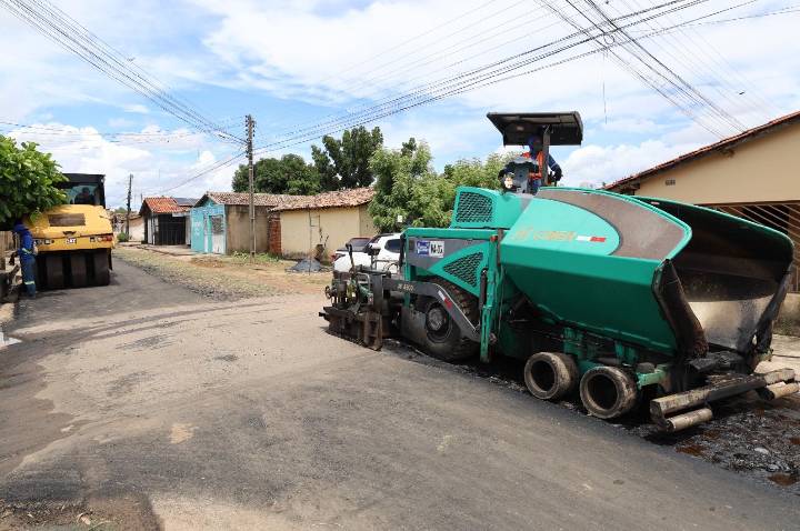 Prefeitura de Piripiri inicia asfaltamento no bairro Vista Alegre