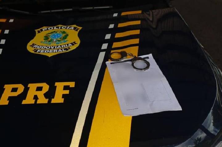 PRF flagra veículo com documento falsificado em Piripiri