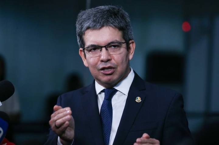 Rotular facções como terroristas não combate crime, diz Randolfe