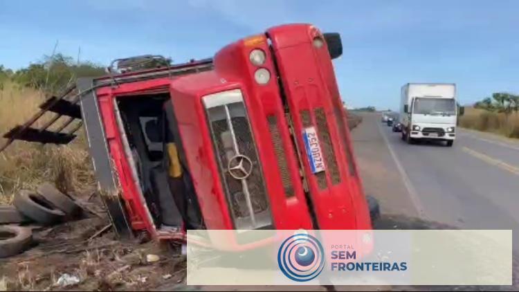 Caminhão boiadeiro tomba em curva na BR-343 em Altos (PI)