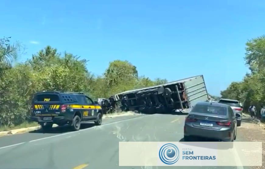 Carreta tomba e trava tráfego na BR-343 em Cocal de Telha