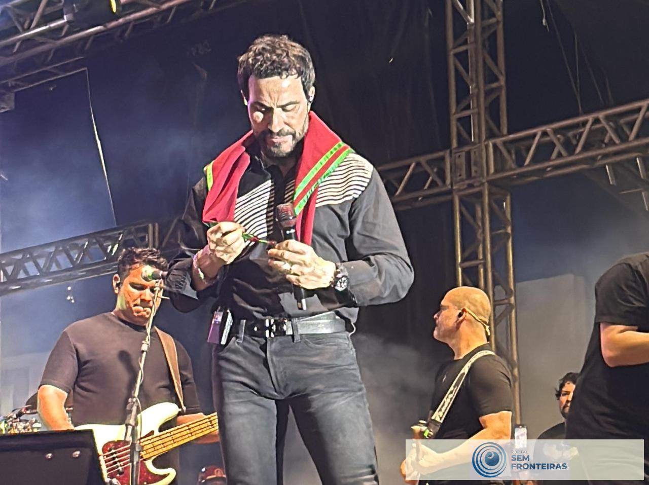 Padre Fábio de Melo encanta público e usa lenço escoteiro durante show para multidão no Piauí