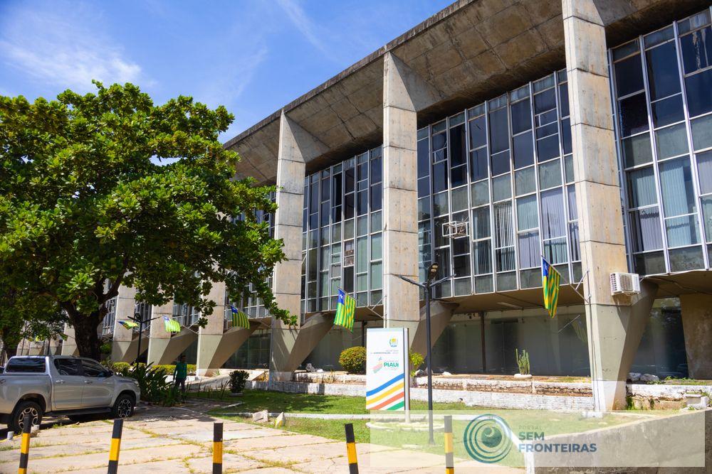 Mais de 6 mil pessoas realizam provas do concurso para três órgãos do Governo do Estado neste domingo (8)