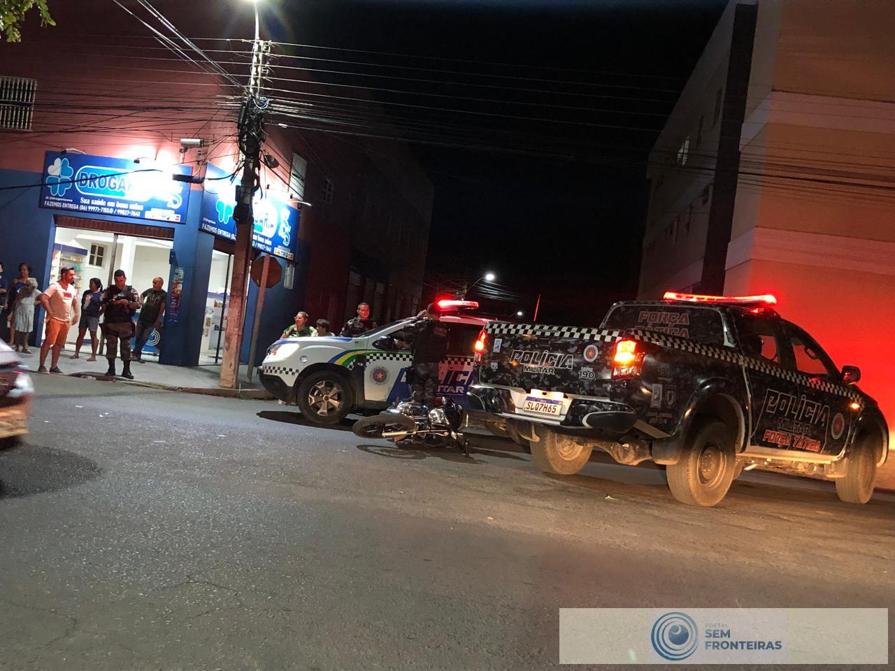 Colisão entre moto e carro deixa uma pessoa ferida no centro de Piripiri