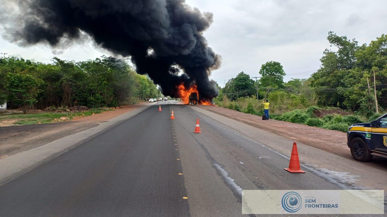 Incêndio em ônibus da Guanabara interrompe tráfego na BR-343