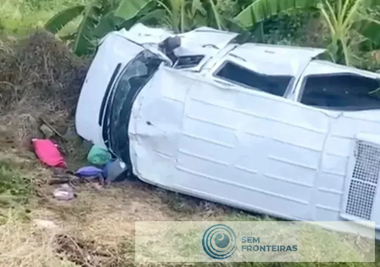 Van capota na PI-378 e deixa 15 pessoas feridas no Piauí