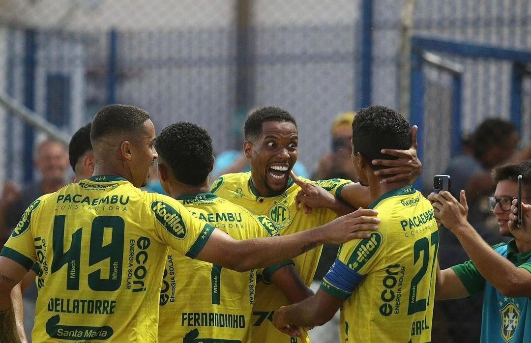 Jogadores do Mirassol em festa: time vai disputar a elite do Brasileirão em 2025 Créditos: Divulgação / Mirassol