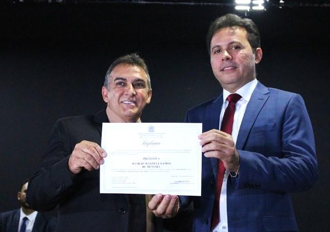 Raniere Mazzille de Menezes, prefeito eleito e diplomado, de Brasileira, com o juiz Antônio Oliveira