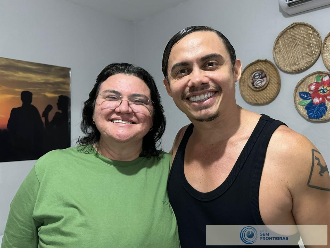 Prefeita Jôve Oliveira Monteiro tem encontro com ator Silvero Pereira durante filmagens em Piripiri