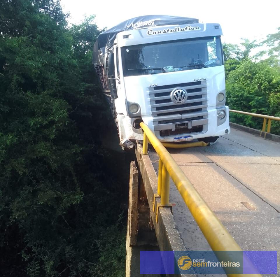 Caminhão fica preso na ponte sobre o Rio dos Matos em Piripiri