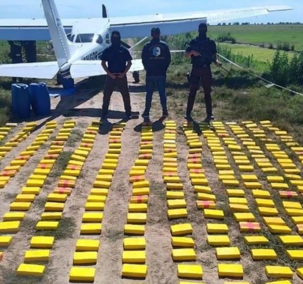 Piloto brasileiro é preso com ex-miss boliviana em avião que levava R$ 13 milhões em cocaína na Argentina