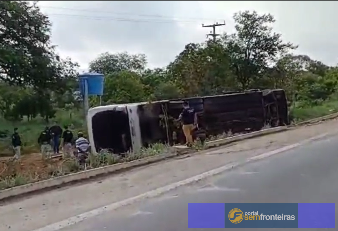Tragédia na BR-135: ônibus tomba e deixa 7 mortos e 15 feridos