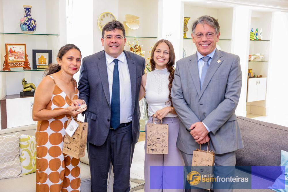 Estudante do CETI Inês Rocha, de Piracuruca, aprovada em seis universidades, é recebida pelo governador