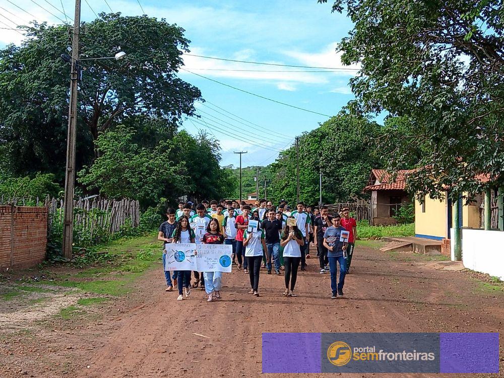 Estudantes do CETI Isabel Moreira Gomes participam de Caminhada Ecológica em Piripiri