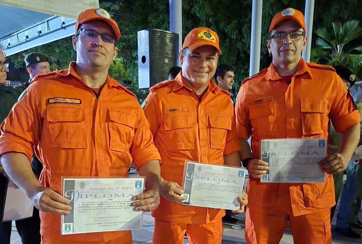 Bombeiros militares são homenageados com diploma Amigos do 2º BEC em Teresina