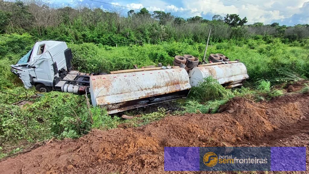 Caminhão tomba na BR 343 após manobra de ultrapassagem proibida