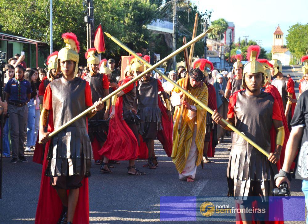Fiéis revivem a Paixão de Cristo em emocionante encenação da Via-Sacra em Piripiri
