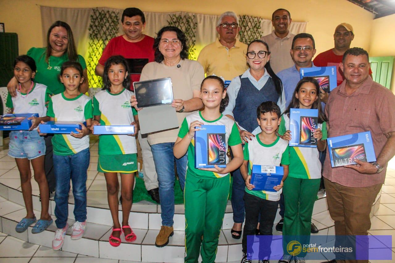 Prefeitura de Piripiri distribui tablets para alunos do CETI Vereador Valdemar Soares