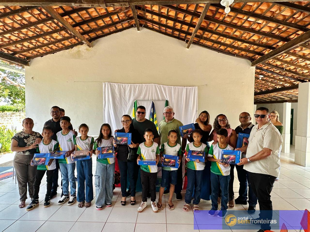 Prefeitura de Piripiri entrega tablets para alunos da escola Justina Sales na comunidade Cupins