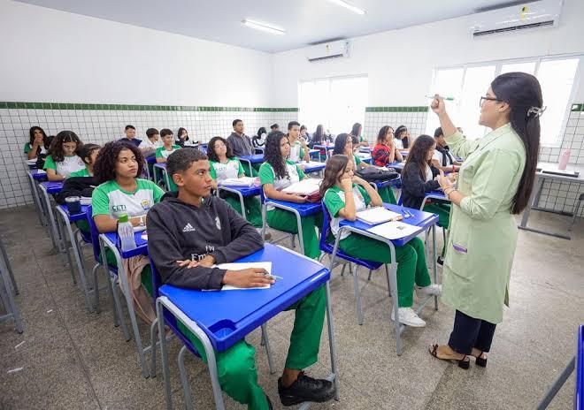 Governo do Piauí concede reajuste salarial e promoções aos profissionais da educação