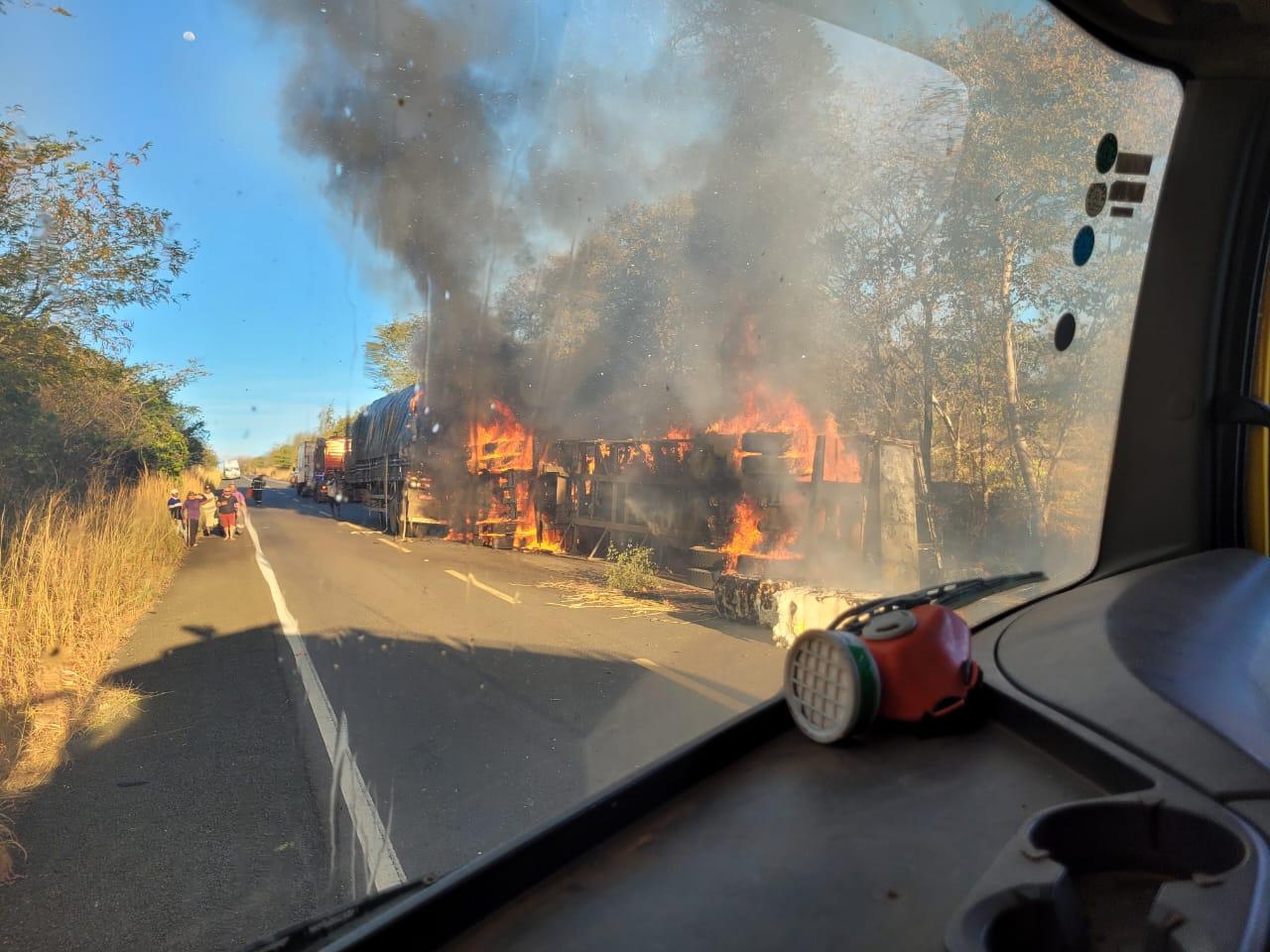 Carreta com carga inflamável tomba e pega fogo na BR-230 no Sul do Piauí; pista foi interditada