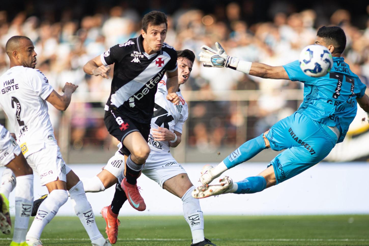 Vasco atropela o Santos com goleada histórica no MorumBIS