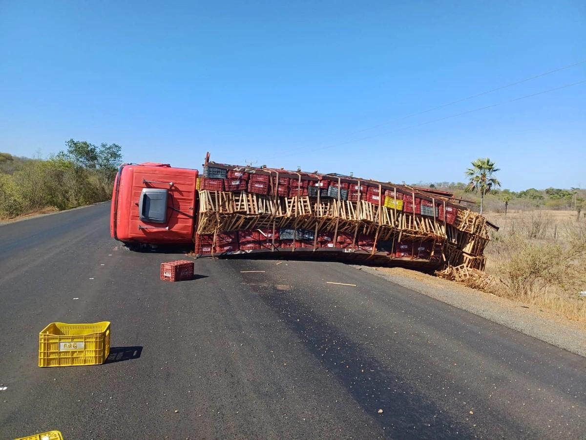 Acidente na BR-222 em Piripiri envolve caminhão carregado com cocos