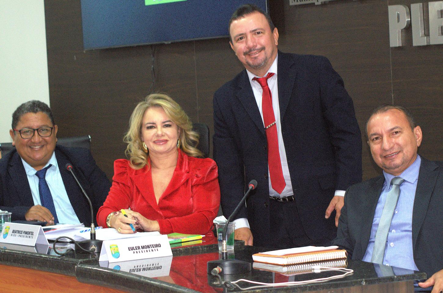 Beatrice Pimentel preside sessão da Câmara Municipal de Piripiri