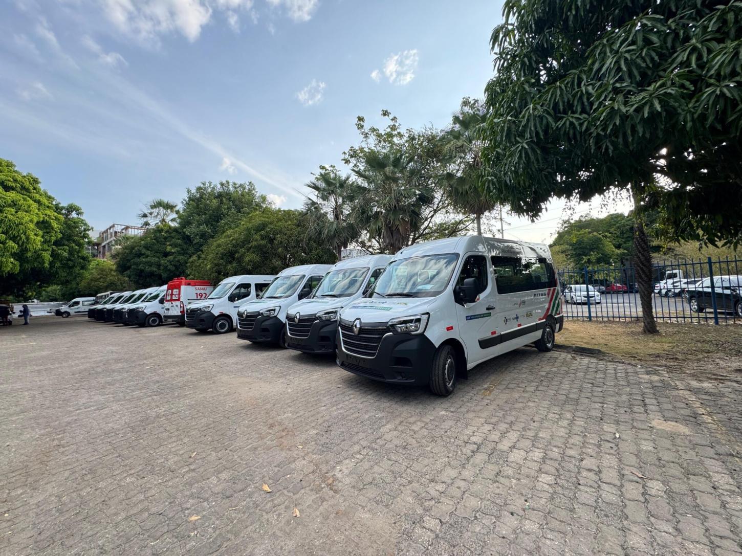 Governo do Piauí entrega 22 vans adaptadas para transporte de pacientes cadeirantes