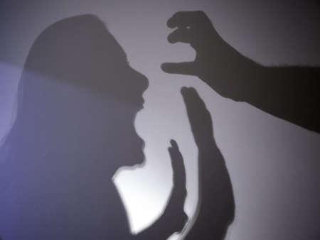 Lei garante comunicação antecipada às vítimas sobre suspensão de medidas ou soltura de agressores