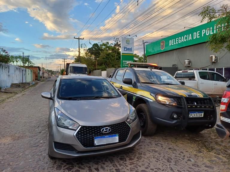 Veículo clonado é apreendido pela PRF na BR-343 em Piripiri; carro havia sido roubado em SP