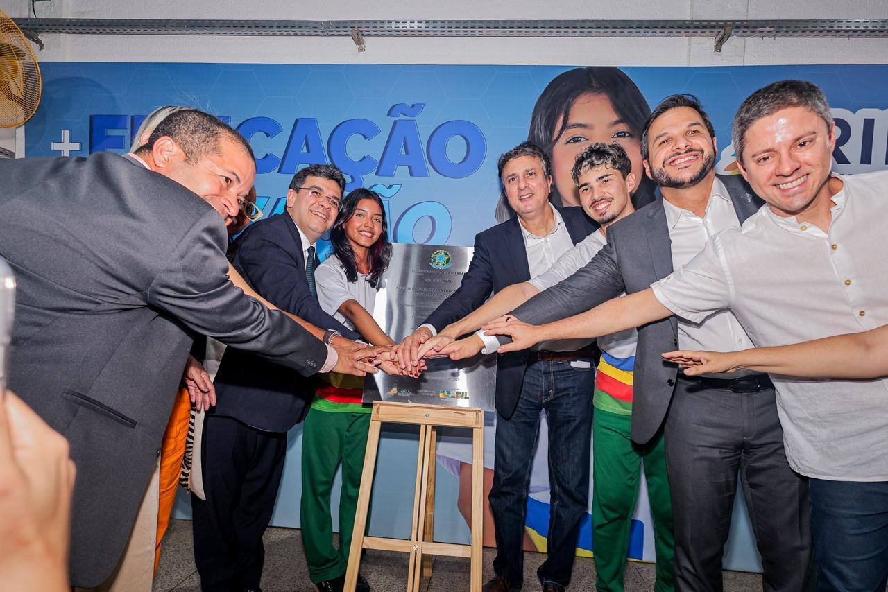 Camilo Santana e Rafael Fonteles entregam núcleo para aulas híbridas e formação de professores em Teresina