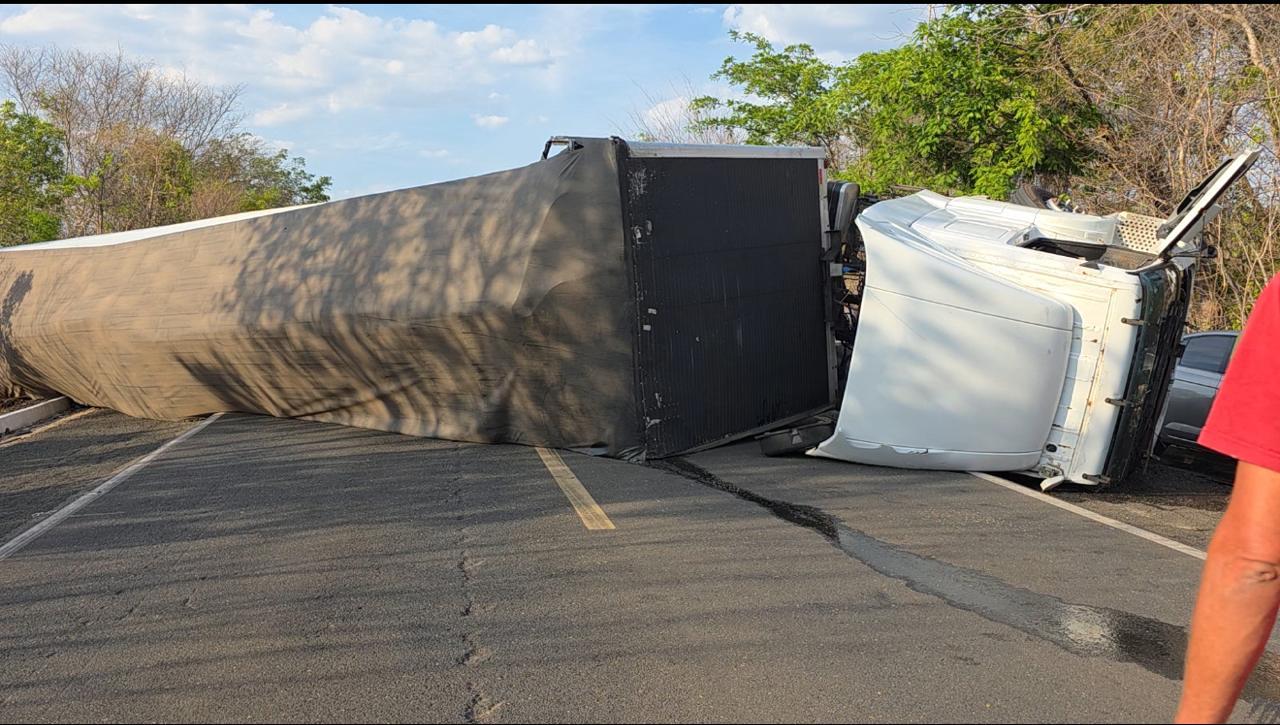 Caminhão tomba e interdita BR-343 no Centro-Norte do Piauí