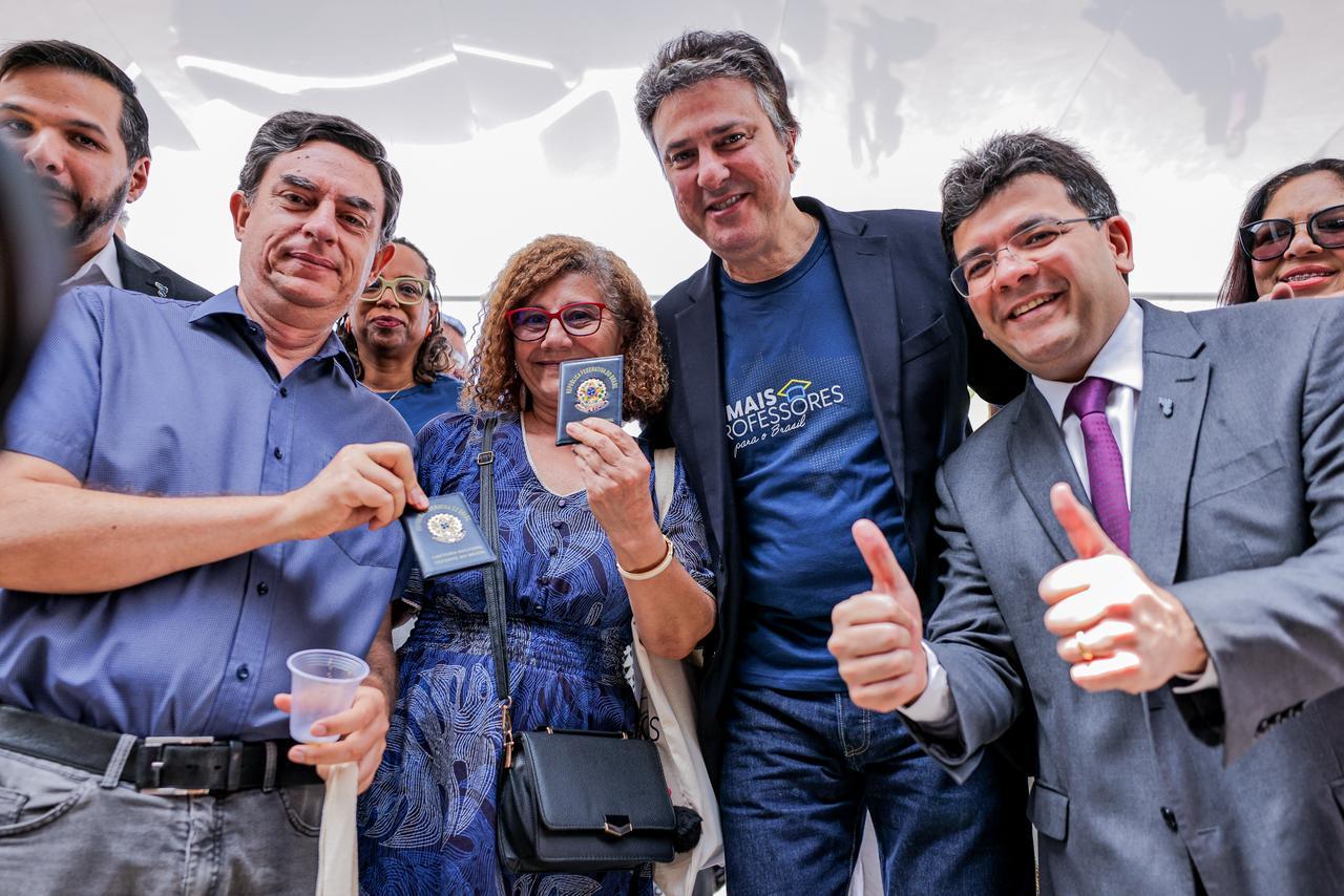 Professores do Piauí recebem Carteira Nacional Docente e incentivo de R$ 3 mil para tecnologia
