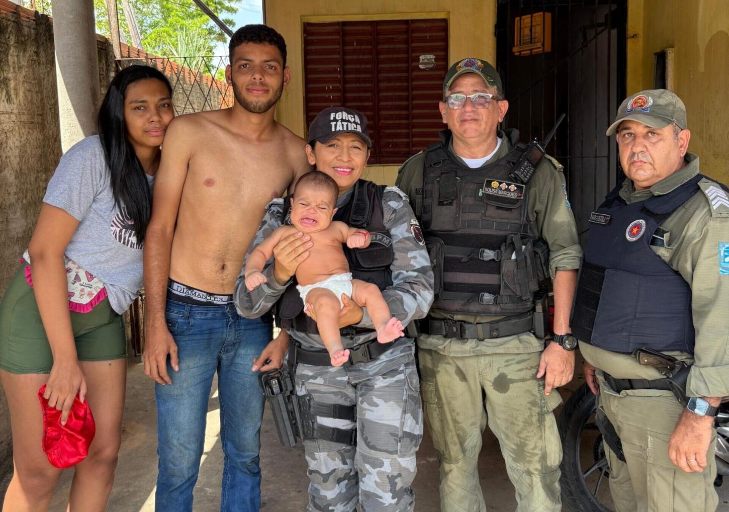 Policial militar realiza manobra e salva bebê de 2 meses