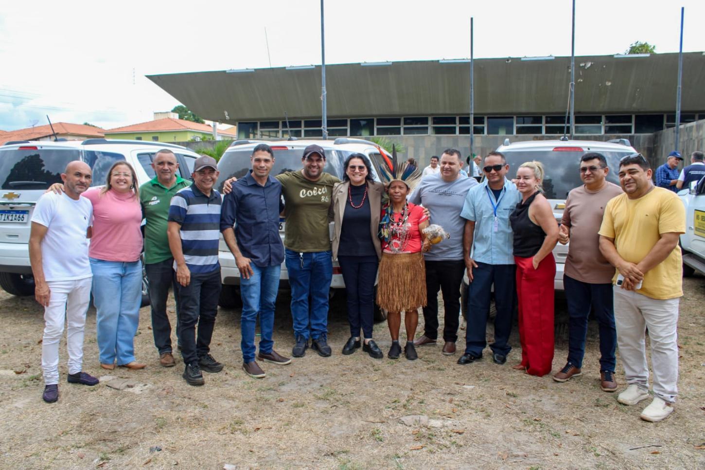 Prefeita Jôve Oliveira Monteiro participa da entrega de veículos para equipes de saúde indígena