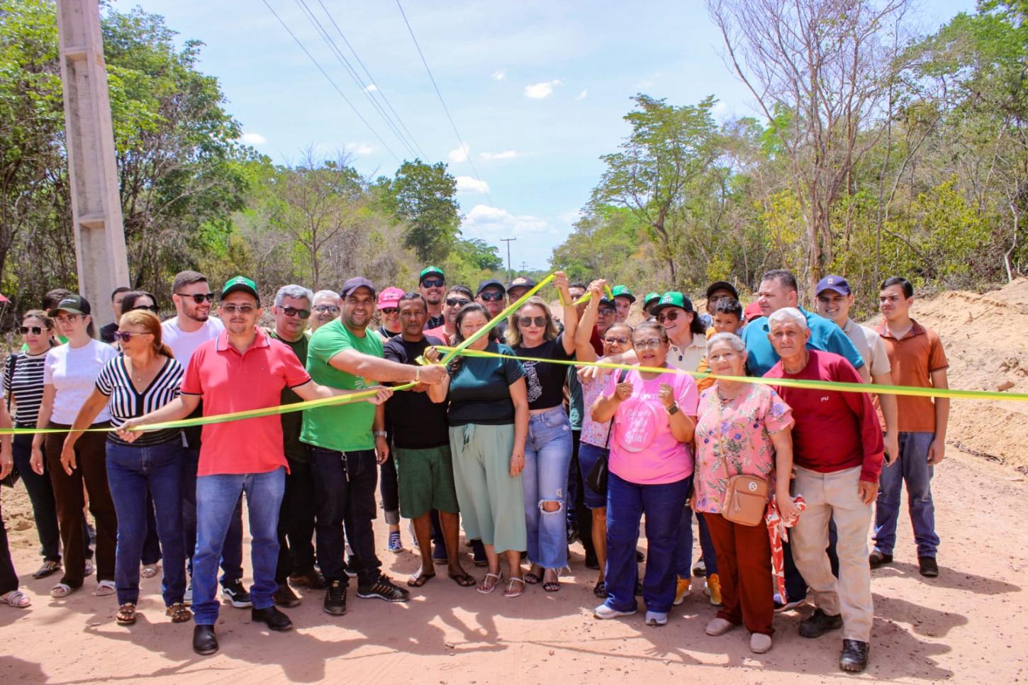 Prefeitura inaugura estradas vicinais e vistoria barragem na zona rural de Piripiri