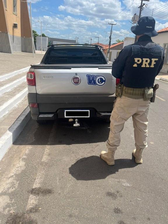PRF recupera veículo roubado e com sinais de adulteração em Barras (PI)