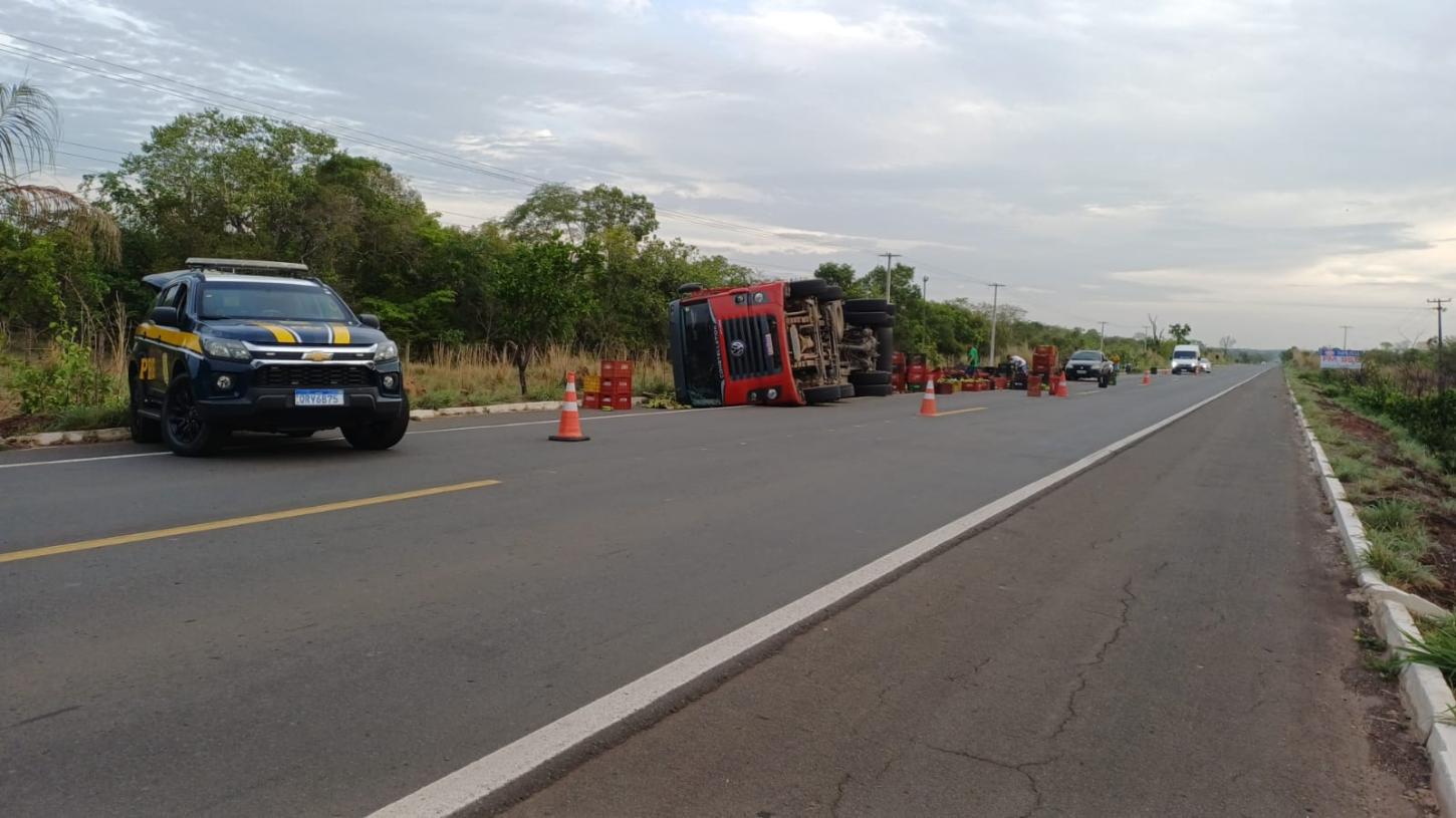 Tombamento de caminhão interdita BR-343 em Capitão de Campos; uma pessoa fica ferida