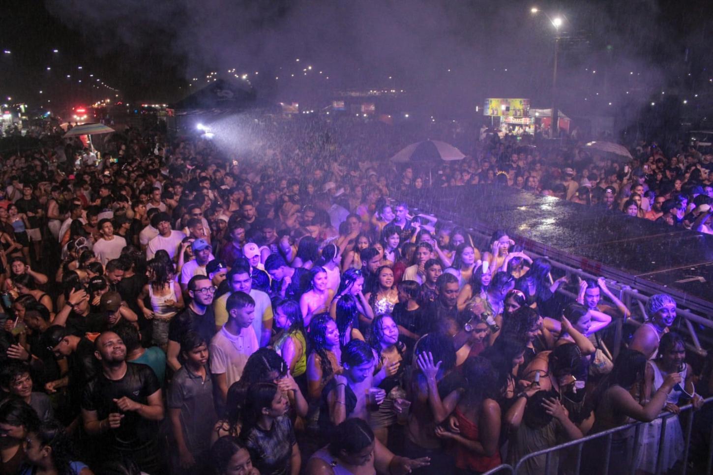 Carna Piri leva multidão ao segundo dia de festa em Piripiri