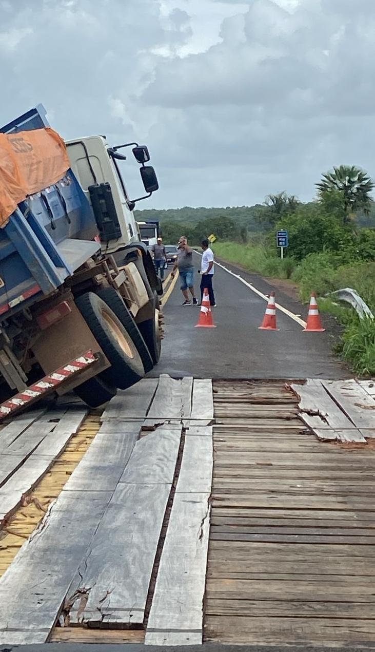 Ponte cede e caminhão fica preso na BR-222 em Piripiri
