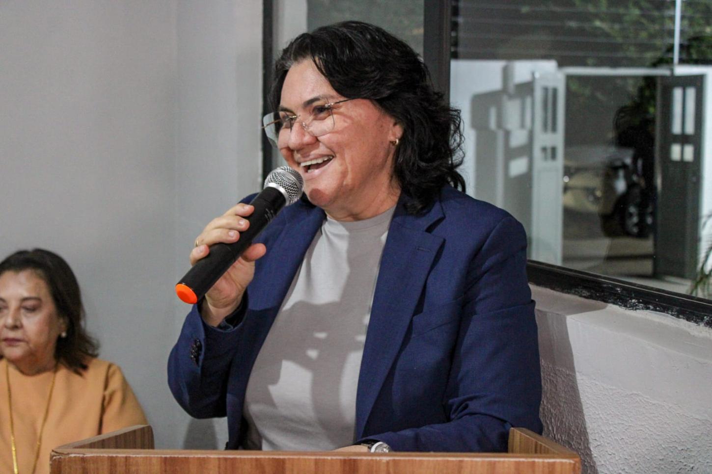 Prefeita Jôve Oliveira homologa resultado de concursos da Educação e Administração municipal