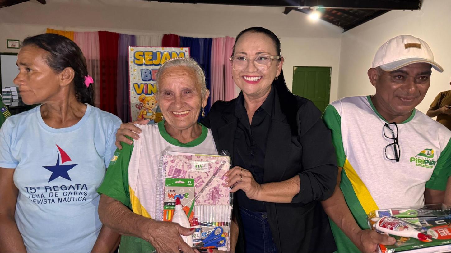 Prefeitura de Piripiri distribui kits escolares para alunos da EJA na rede municipal