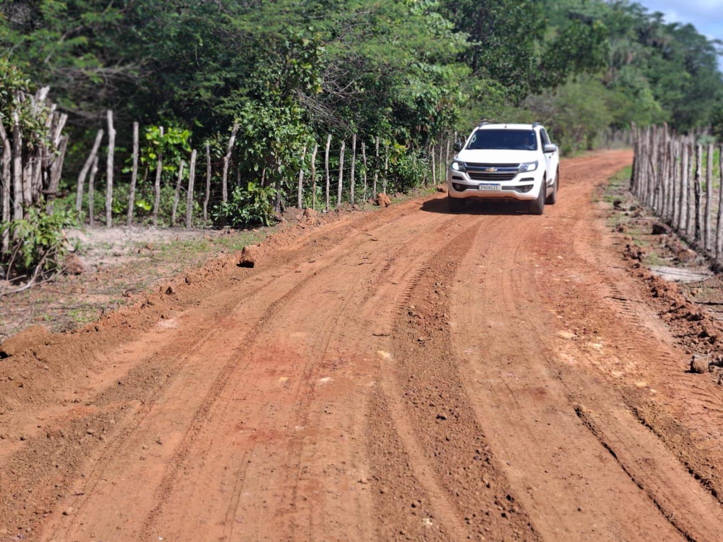 Prefeitura de Piripiri intensifica recuperação de estrada na zona rural