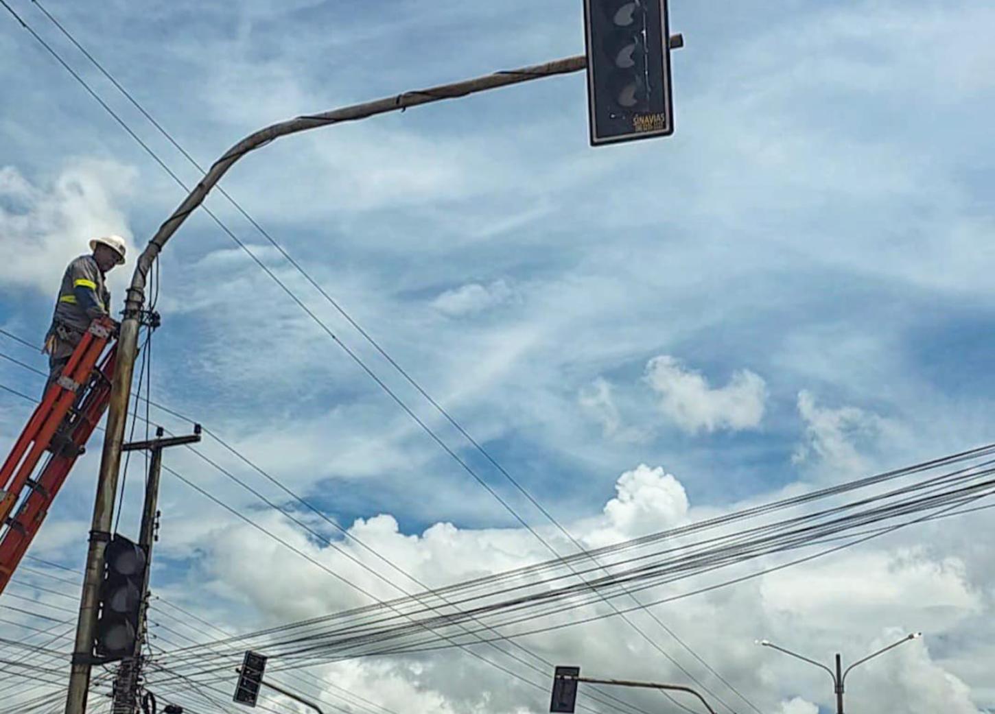 Prefeitura realiza manutenção em semáforos após danos causados pelas chuvas em Piripiri
