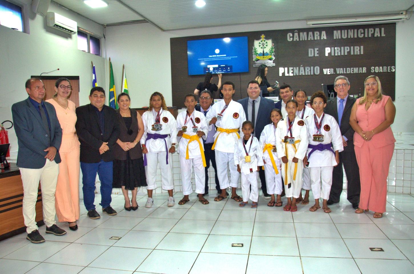 Núcleo Piripiri, destaque no Campeonato Norte e Nordeste de Karatê-Dô, é recebido na Câmara Municipal de Piripiri