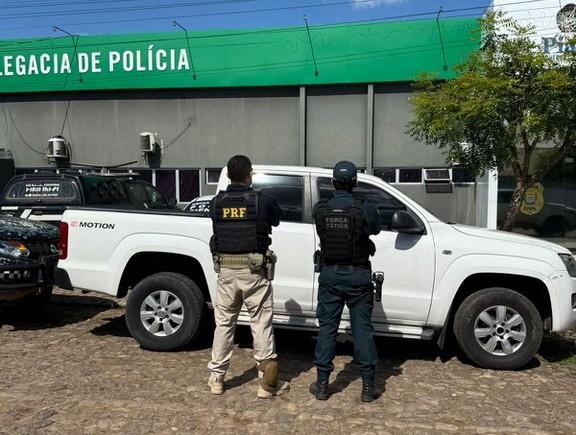 PRF recupera caminhonete roubada e apreende arma de fogo em Piripiri