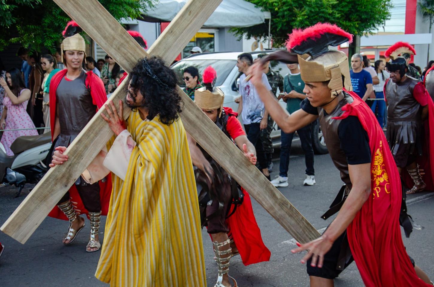 Fiéis percorrem ruas de Piripiri na tradicional Via-Sacra da Sexta-feira Santa